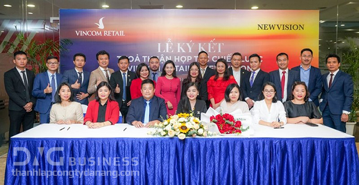 Vincom Retail cũng đã ký biên bản ghi nhớ thỏa thuận hợp tác với 14 công ty bất động sản. Đây là các công ty tham gia chương trình triển khai cho thuê shop thuộc dự án Grand World Phú Quốc.